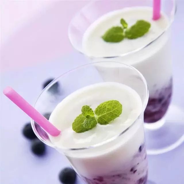 那個(gè)新開了飲品店的朋友，昨晚給我打電話…