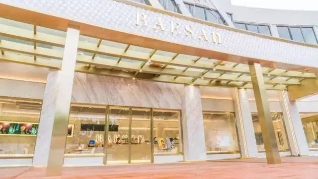 芭依珊瘋了，他的新店有 個籃球場大，共 平米