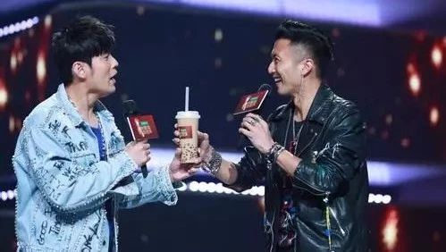 周杰倫喜提人民日報，因為一杯奶茶？