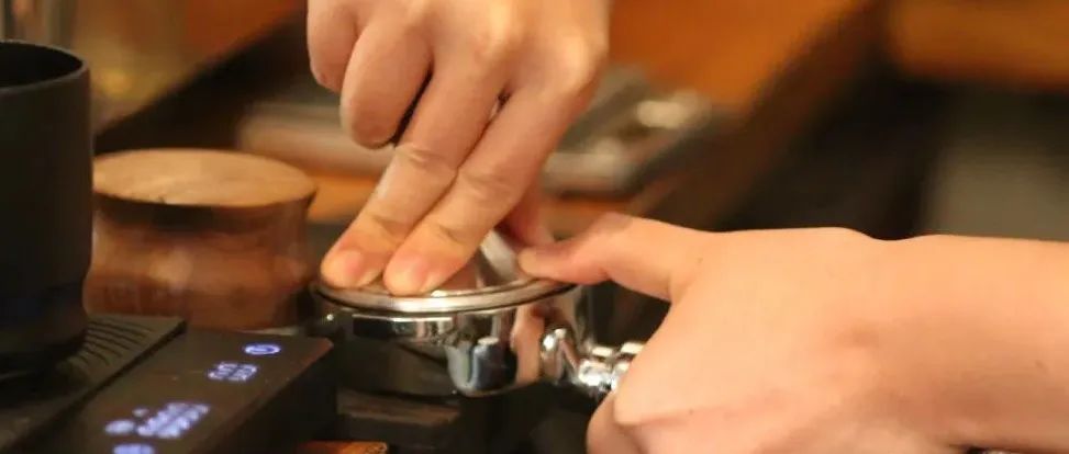制作意式咖啡中的接粉、布粉、壓粉步驟有什么講究嗎