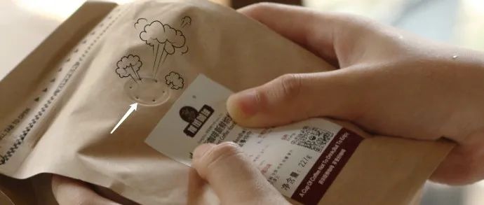 注意：這個(gè)小孔并不是用來擠氣聞香的?。? title=