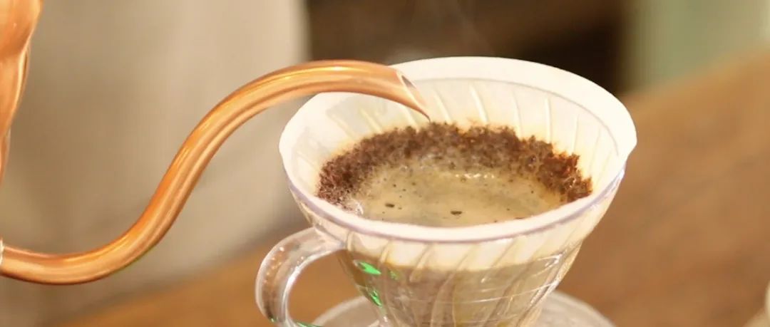 分段式注水時，是等咖啡液流干了再注水還是流到一半就注水？